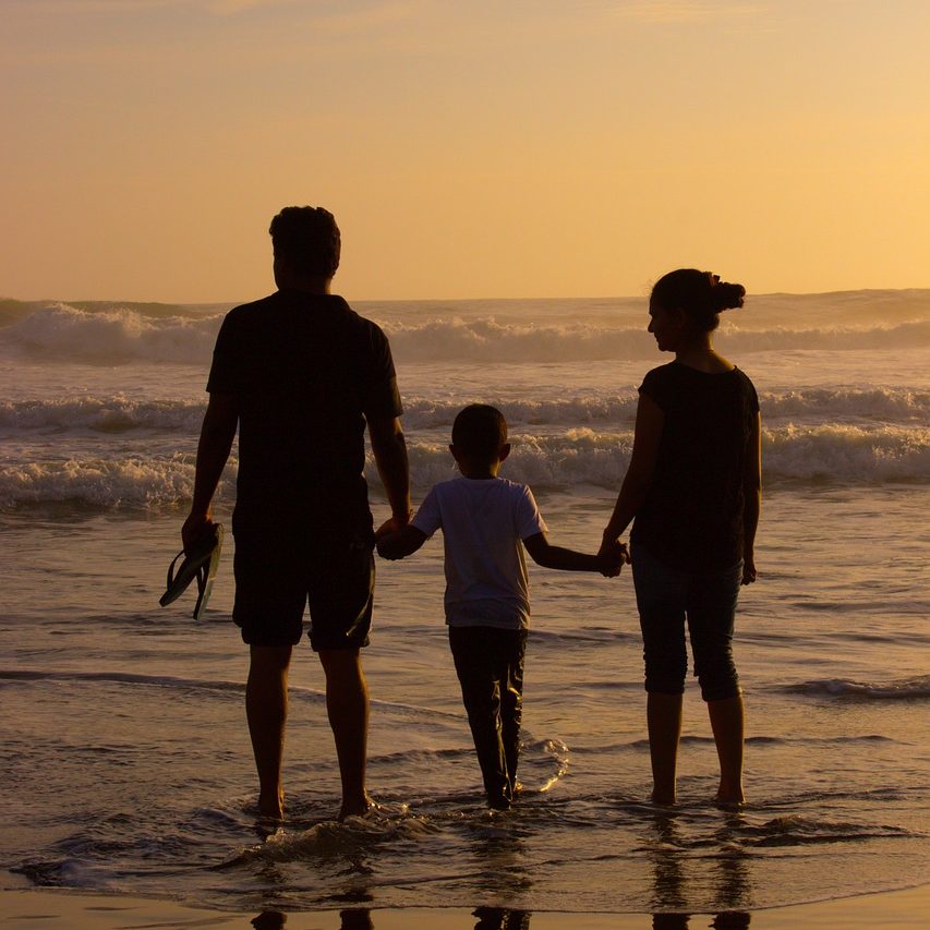 beach, family, silhouettes-4455433.jpg